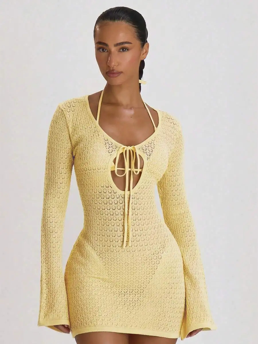 Vestido Mini de Crochê Branco com Amarração Frontal e Mangas Flare para Férias na Praia e Viagens de Verão