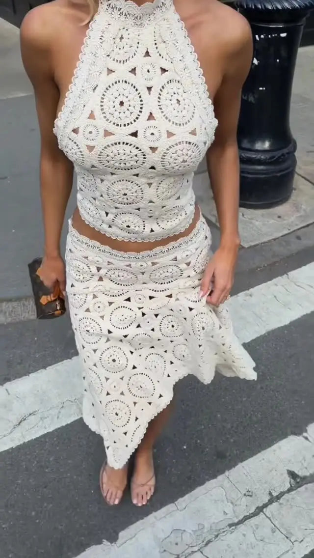 Conjunto Elegante de Praia em Croché com Top Halter e Saia
